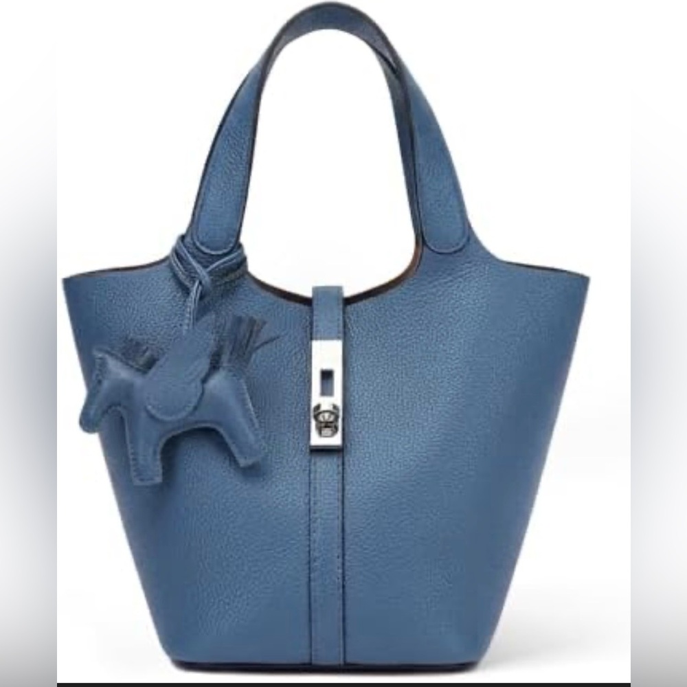 KADYNOW  Blue Vegan Leathe Bucketr Tote Bag w/matching  Charm " NEW"
